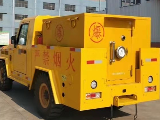 六弓乡凯龙爆破器材运输车：保障爆破任务的安全运行